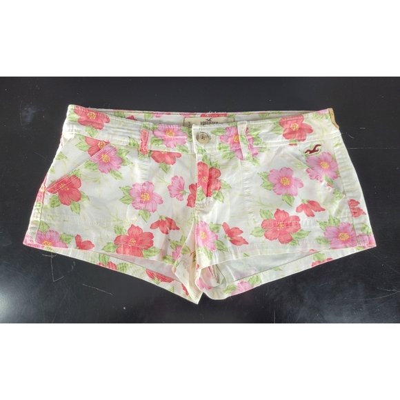 Hollister Floral Betty Shorts - Picture 3 of 7